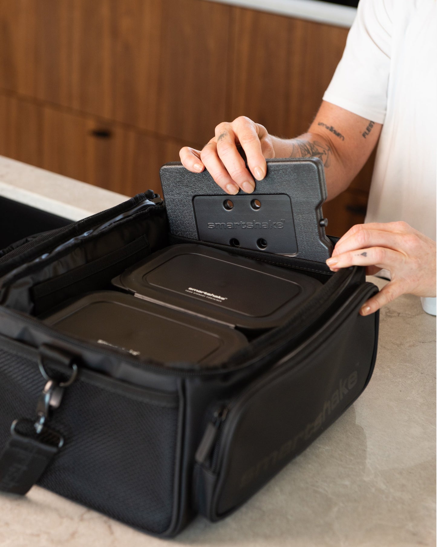 meal-prep-bag-black-with-4-food-containers-and-2-ice-packs-g2 Smartshake_Meal_Prep_Bag_Black_liefstyle_2.jpg