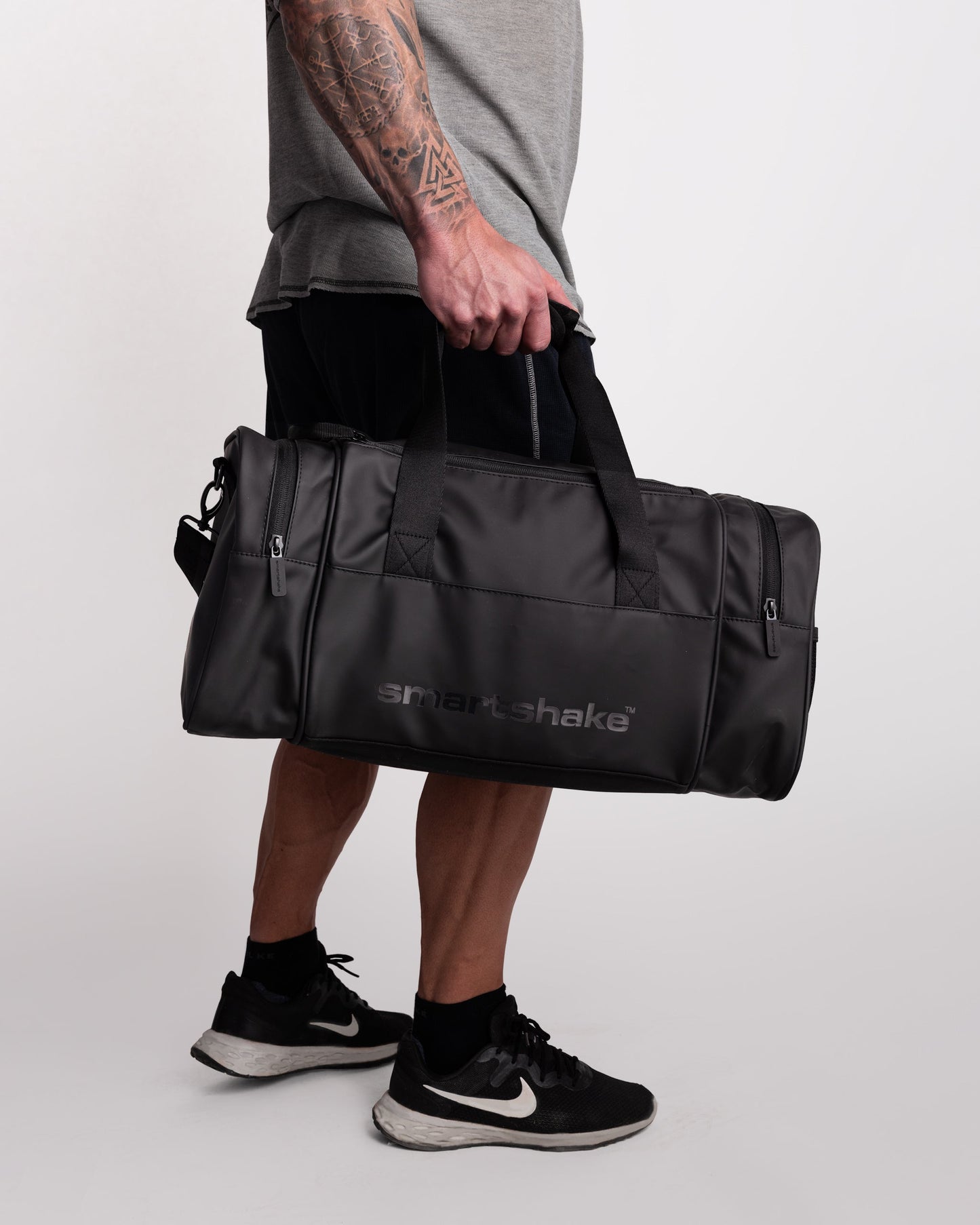 gym-bag-black-w6 Smartshake_GymBag_Black_lifestyle.jpg