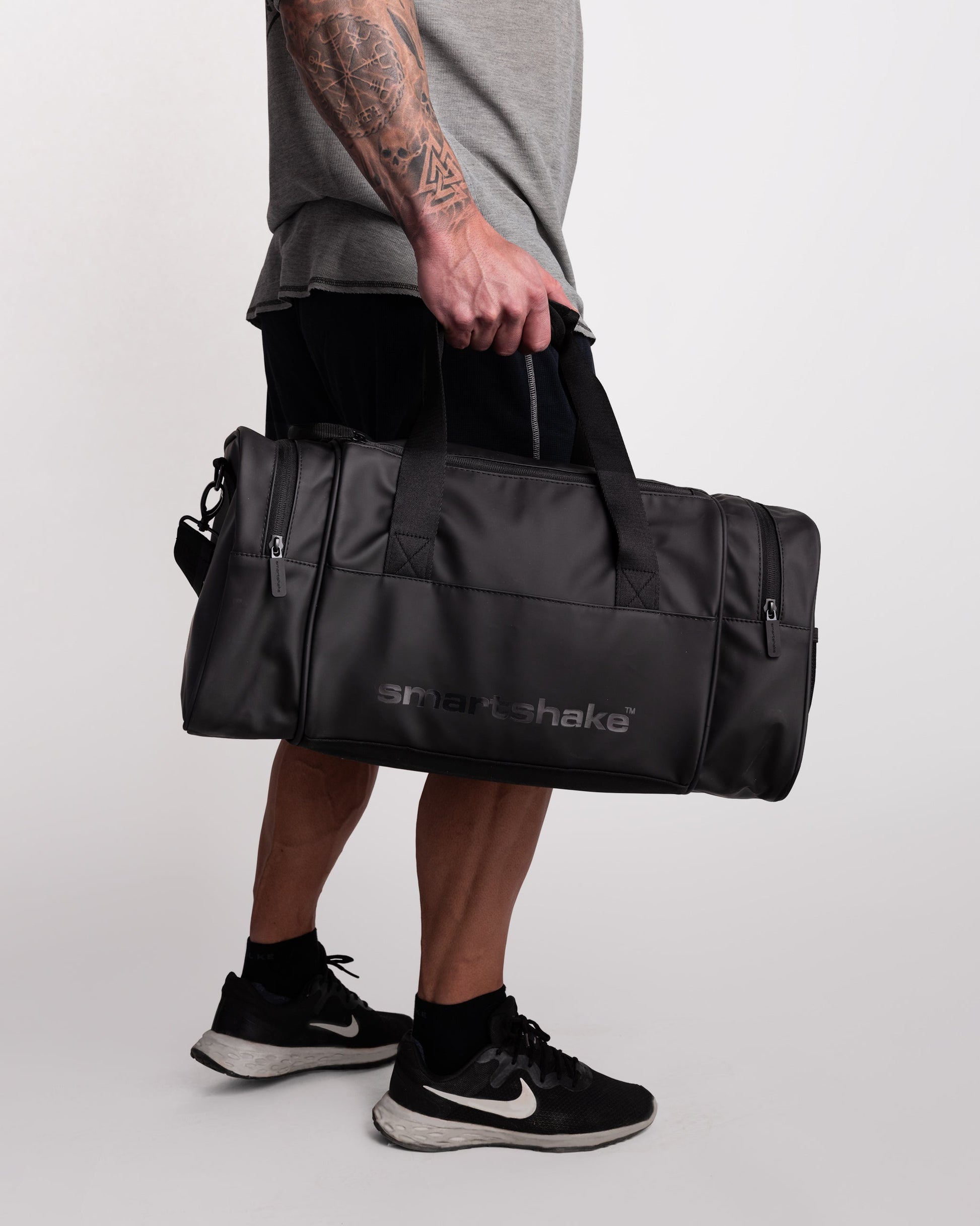 gym-bag-black-w6 Smartshake_GymBag_Black_lifestyle.jpg