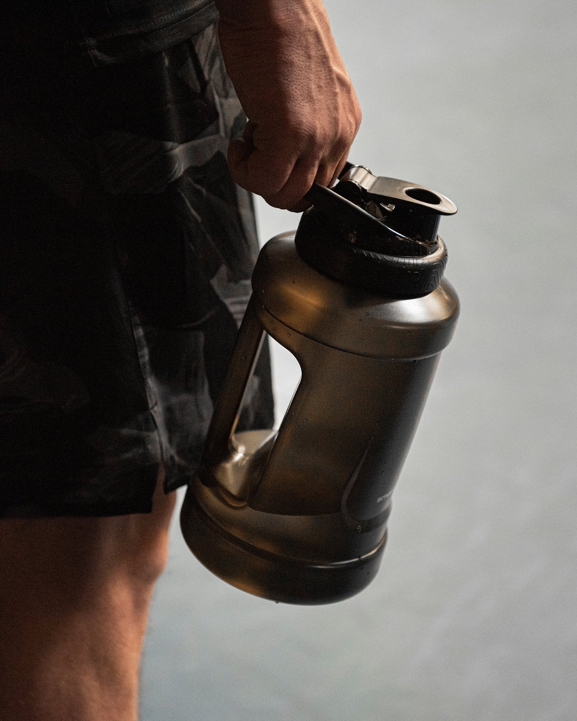 ultimate-jug-black-u8 Smartshake_Ultimate_Jug_black_lifestyle.jpg